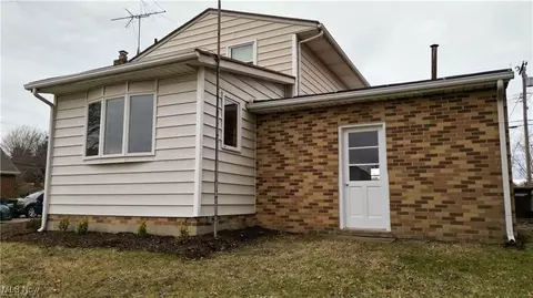 4566 Aurora St NW, Canton, OH 44708 photo 3