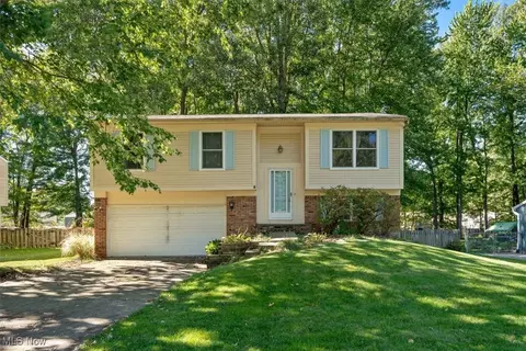 8551 Fairlane Dr, Olmsted Twp, OH 44138