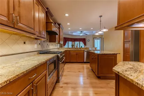 Kitchen - 2820 Loreto Dr, Willoughby Hills, OH 44094 photo 4 of 5