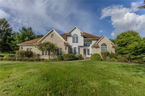 2820 Loreto Dr, Willoughby Hills, OH 44094