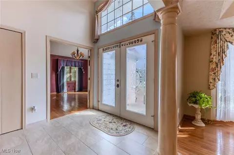 Entry Way - 2820 Loreto Dr, Willoughby Hills, OH 44094 photo 2 of 4