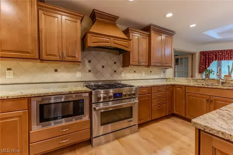 Kitchen - 2820 Loreto Dr, Willoughby Hills, OH 44094 photo 5 of 5