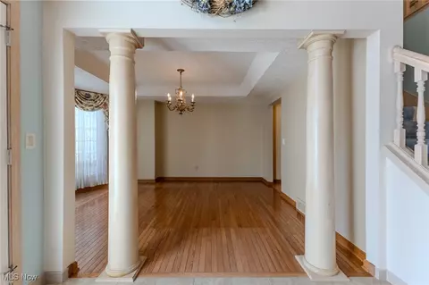 Entry Way - 2820 Loreto Dr, Willoughby Hills, OH 44094 photo 1 of 4