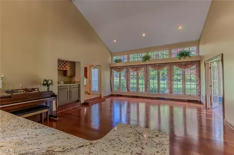 Living - 2820 Loreto Dr, Willoughby Hills, OH 44094 photo 2 of 5