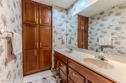 Bath - 2820 Loreto Dr, Willoughby Hills, OH 44094 photo 2 of 5
