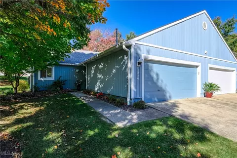 1536 Iris Glen Dr, Twinsburg, OH 44087