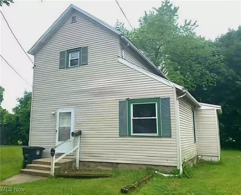 1072 Bellows St, Akron, OH 44301