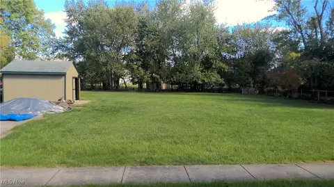 Exterior - 909 Gulf Rd, Elyria, OH 44035 photo 2 of 4
