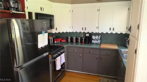 Kitchen - 909 Gulf Rd, Elyria, OH 44035 photo 2 of 3