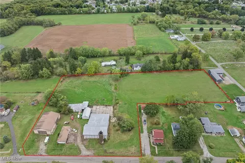 Deermont Avenue Nw, Massillon, OH 44647