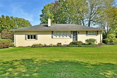 930 Crestwood Dr NE, Brookfield, OH 44403
