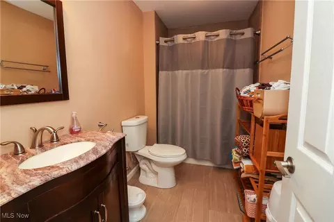 Bath - 1022 Beachview Rd, Willoughby, OH 44094 photo 5 of 5