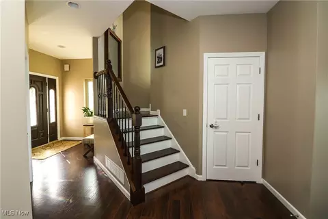 Entry Way - 1022 Beachview Rd, Willoughby, OH 44094 photo 2 of 4