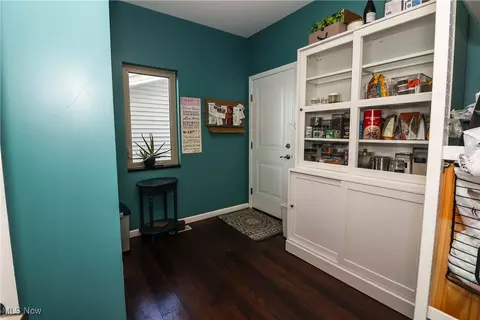 Entry Way - 1022 Beachview Rd, Willoughby, OH 44094 photo 3 of 4