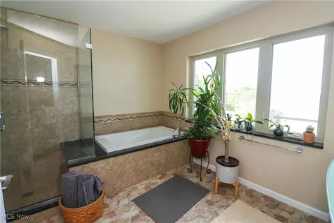 Bath - 1022 Beachview Rd, Willoughby, OH 44094 photo 2 of 5