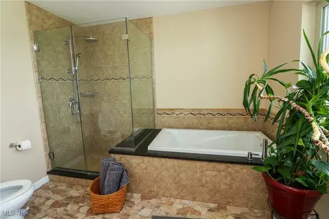 Bath - 1022 Beachview Rd, Willoughby, OH 44094 photo 4 of 5