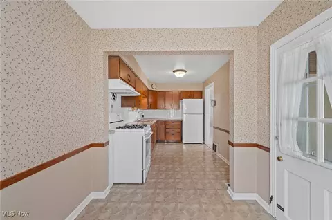 148 Hilltop Dr NW, Canton, OH 44708 photo 3
