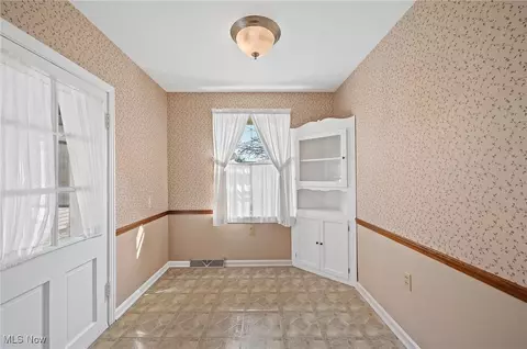 148 Hilltop Dr NW, Canton, OH 44708 photo 4