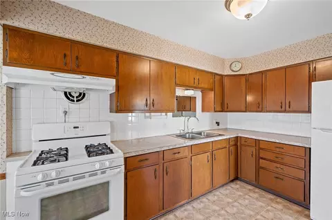 148 Hilltop Dr NW, Canton, OH 44708 photo 5