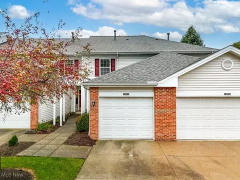 15511 Oakshire Ct, Middleburg Heights, OH 44130