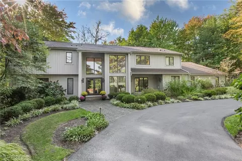 100 Stonewood Dr, Moreland Hills, OH 44022