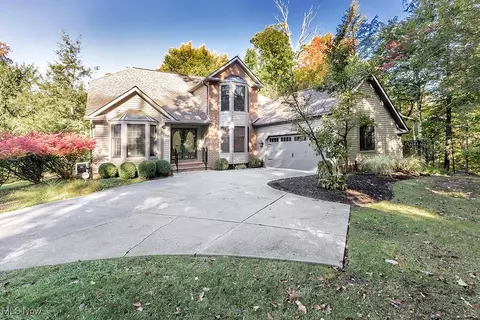 9144 Regency Woods Dr, Kirtland, OH 44094
