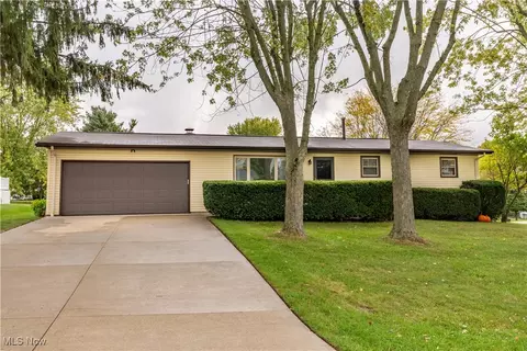 2882 Farmington Cir SW, Canton, OH 44706