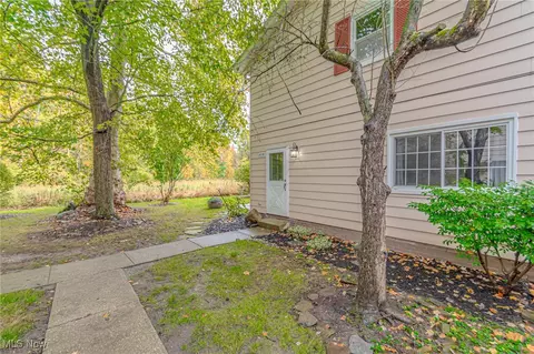 8719 Fox Rest Dr, Brecksville, OH 44141