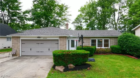29384 Bretton Ridge Dr, North Olmsted, OH 44070