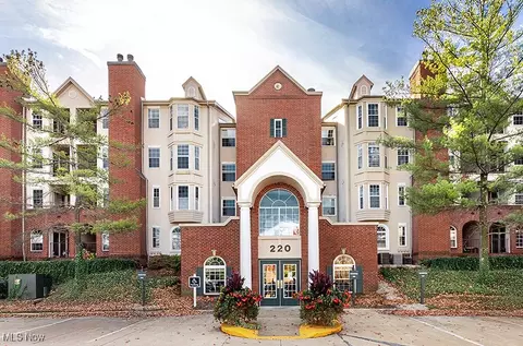 220 Fox Hollow Dr #305, Cleveland, OH 44124