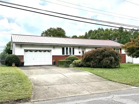 602 S Ritchie Ave, Ravenswood, WV 26164