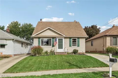 800 Orchardview Ave, Seven Hills, OH 44131 photo 3