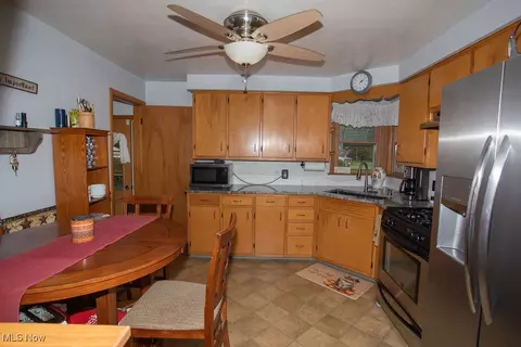 Kitchen - 547 Sexton St, Struthers, OH 44471 photo 1 of 2