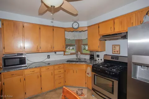 Kitchen - 547 Sexton St, Struthers, OH 44471 photo 2 of 2
