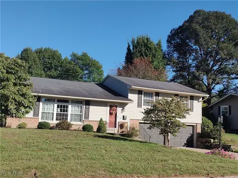 1690 Bow Ln, Coshocton, OH 43812