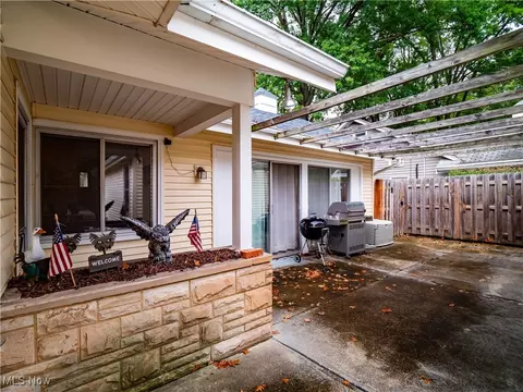 236 Wayne Dr, Berea, OH 44017 photo 4