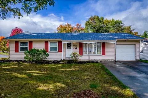 2234 Hoch Dr, Cuyahoga Falls, OH 44221