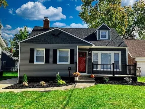 5885 Chestnut Hills Dr, Parma, OH 44129