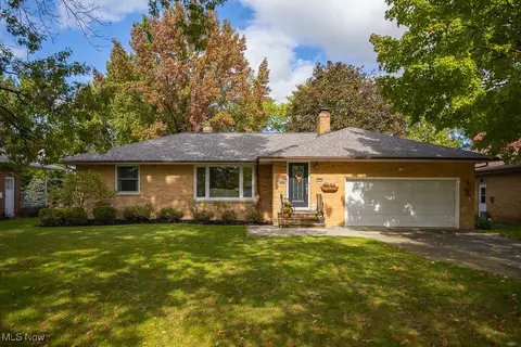 549 Nemet Dr, Seven Hills, OH 44131