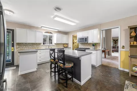 1855 Glenmont Dr NW, Canton, OH 44708 photo 4