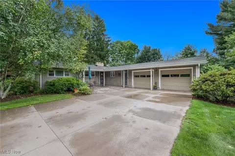 1855 Glenmont Dr NW, Canton, OH 44708