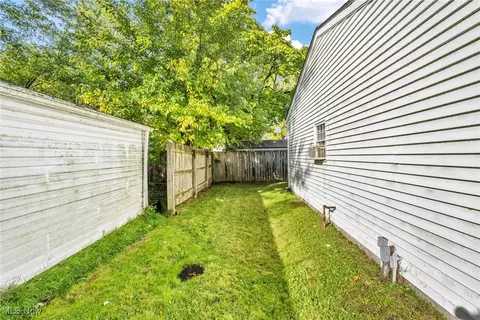 Exterior - 520 Wesley Ave, Elyria, OH 44035 photo 5 of 11