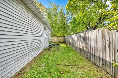 Exterior - 520 Wesley Ave, Elyria, OH 44035 photo 4 of 11