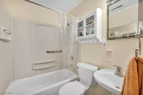 Bath - 520 Wesley Ave, Elyria, OH 44035 photo 1 of 1