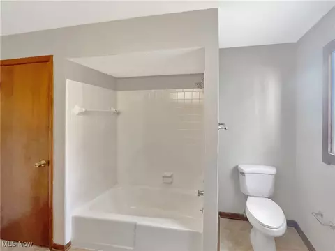 Bath - 187 Hemlock Dr, Elyria, OH 44035 photo 1 of 2