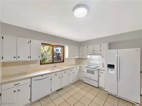Kitchen - 187 Hemlock Dr, Elyria, OH 44035 photo 1 of 2