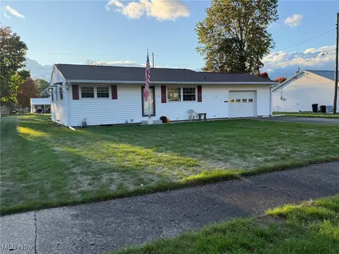 916 5th St NW, New Philadelphia, OH 44663