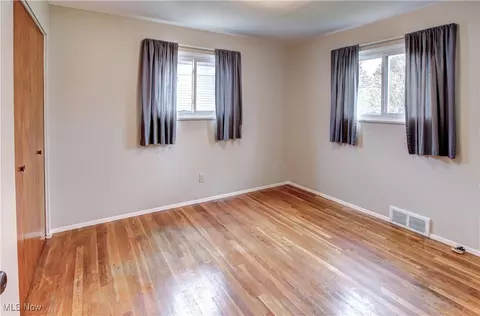 15501 Greendale Rd, Maple Heights, OH 44137 photo 9