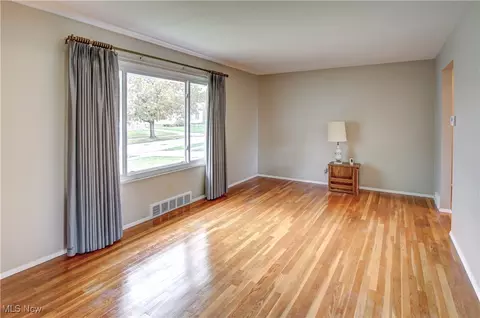 15501 Greendale Rd, Maple Heights, OH 44137 photo 6