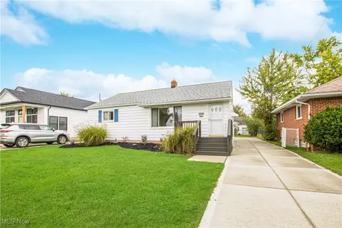 15501 Greendale Rd, Maple Heights, OH 44137